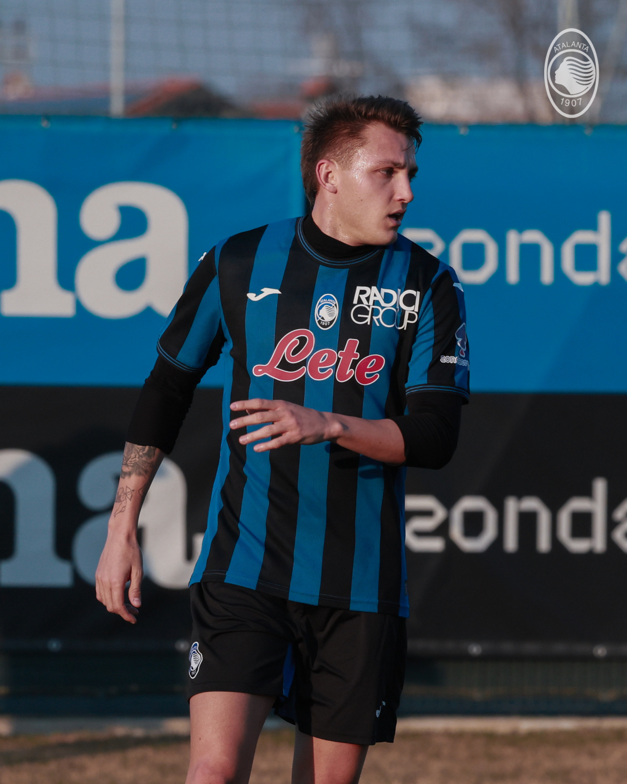 db游戏平台官网-赛地聚焦：国王杯赛后热度飙升，AC米兰复出首秀，话题不断，球探报告显示潜力