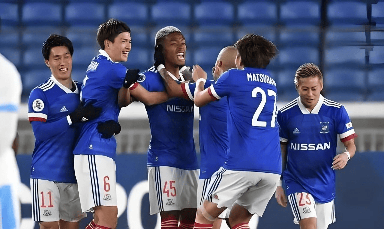 底特律活塞训练开放日，冲刺阶段门线救险引欢呼，亚冠在即，赛程密集仍需轮换